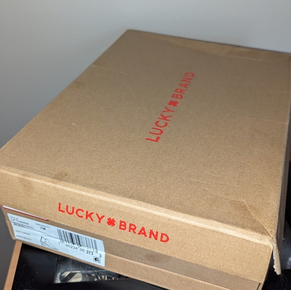 New in box, Lucky Brand black leather sandals, size 7 - Picture 5 of 6